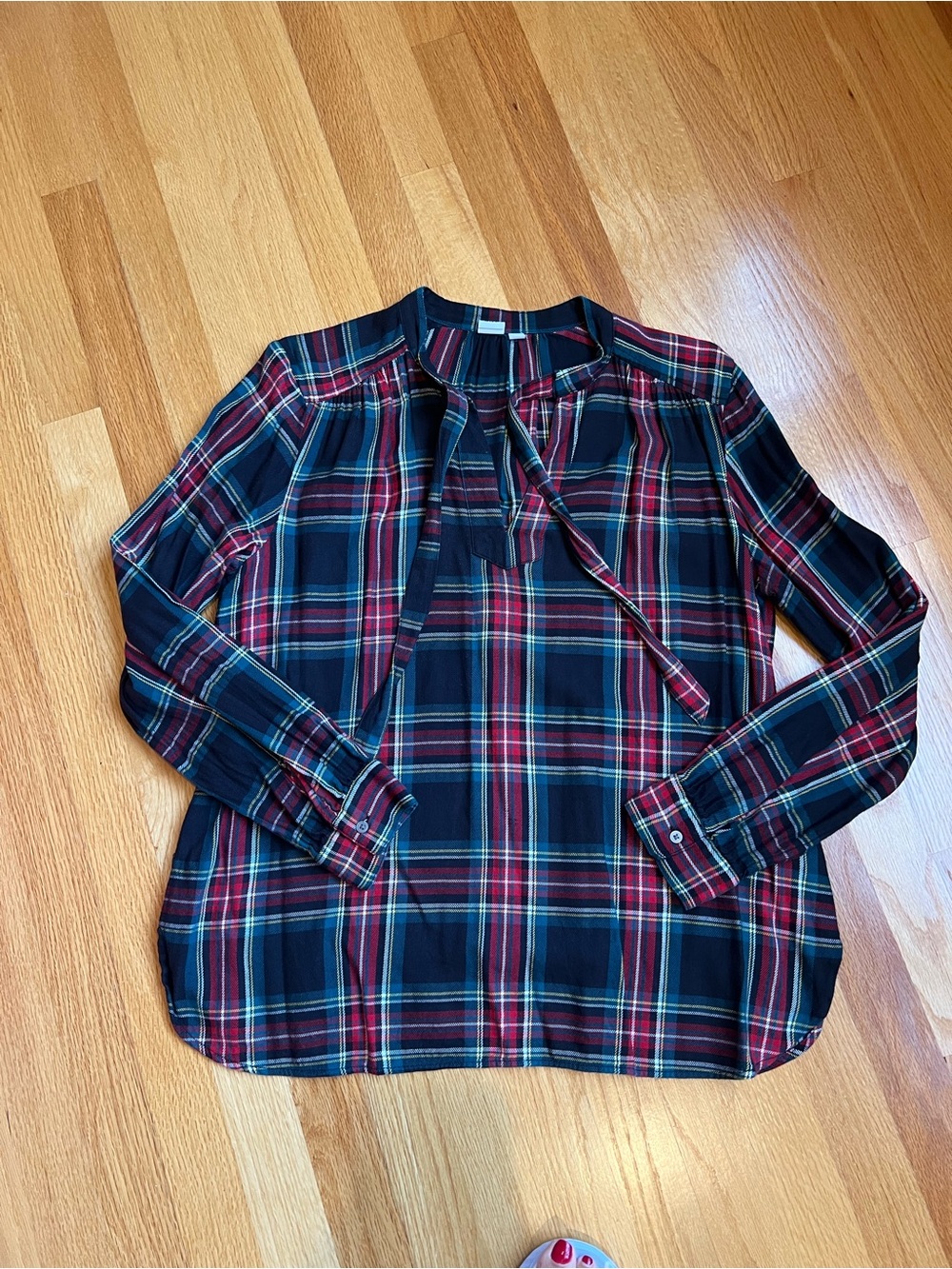 Plaid Long-Sleeve Tie-Neck Shirt - Black Red Plaid